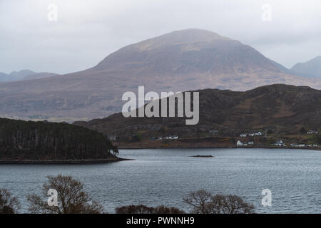 La molla a loch Shieldaig e Eilean Dughaill vicino Ardheslaig, Applecross, Scotland, Regno Unito Foto Stock