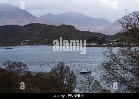 La molla a loch Shieldaig e Eilean Dughaill vicino Ardheslaig, Applecross, Scotland, Regno Unito Foto Stock