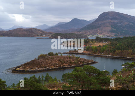 Isole e montagne a loch Shieldaig e Eilean Dughaill. Ardheslaig, Applecross, Scozia, Regno Unito Foto Stock