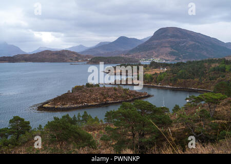 Isole e montagne a loch Shieldaig e Eilean Dughaill. Ardheslaig, Applecross, Scozia, Regno Unito Foto Stock