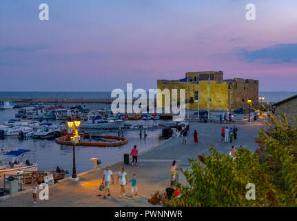 Una vista del castello di Pafo e l'area del porto al tramonto, Kato Paphos, Cipro. Foto Stock