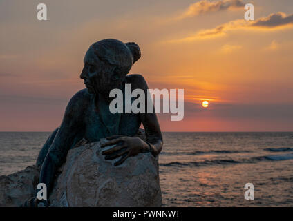 "Sol Alter" da Giota Ioannidou, questa scultura si siede accanto alla Paphos sentiero costiero vicino a Paphos Fort, Paphos Cipro Foto Stock