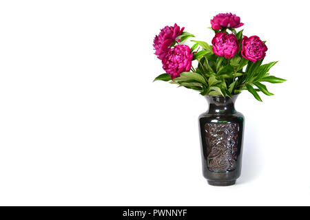 Bellissimo il lilla le peonie in un vaso su un isolato bianco sullo sfondo. Foto Stock
