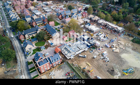 Vista aerea del nuovo Crest Nicholson case costruite in Brampton,Cambs.La società ha messo fuori un profit warning oggi. Housebuilder Crest Nicholson ha avvertito che i profitti sarà inferiore al previsto dopo i compratori sono stati messi fuori da "incertezze politiche ed economiche' come Brexit telai. Essa è nata come cifre ufficiali mostrava casa annuale di crescita dei prezzi nel mese di agosto è scivolato per un periodo di cinque anni a bassa del 3.2%, con Londra con la peggiore di eseguire la regione in quanto i prezzi sono calati del 0,2% anno su anno. Foto Stock