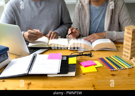 Gli studenti amico aiuta l insegnamento e l apprendimento oggetto ulteriori nella libreria. Il concetto di istruzione. Foto Stock