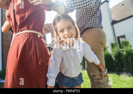 Ritratto di felice ragazza che posa su telecamera Foto Stock