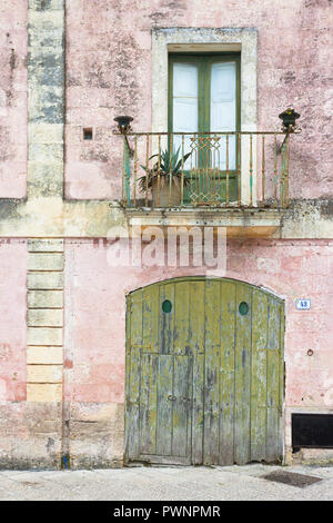 Specchia, Puglia, Italia - belle vecchie facciate e balconi nella città vecchia di Specchia Foto Stock