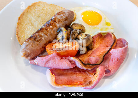 La prima colazione inglese tradizionale di uova e bacon. Foto Stock