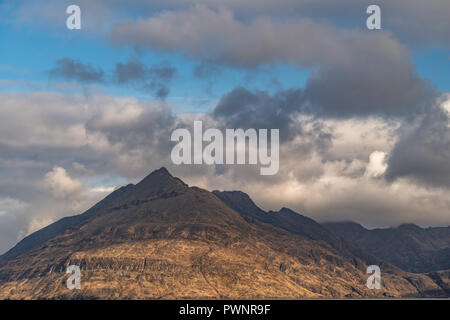 Tramonto a Elgol Bay, Black Cuillin Mountain Range, Isola di Skye, Scotland, Regno Unito Foto Stock