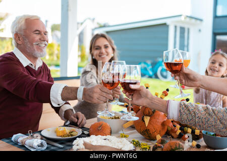 Felice famiglia grande celebrare festività nazionale insieme Foto Stock