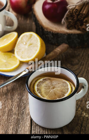 Sidro di mela caldo bere con le fette di limone, in autunno e in inverno accogliente bere visto dal di sopra Foto Stock