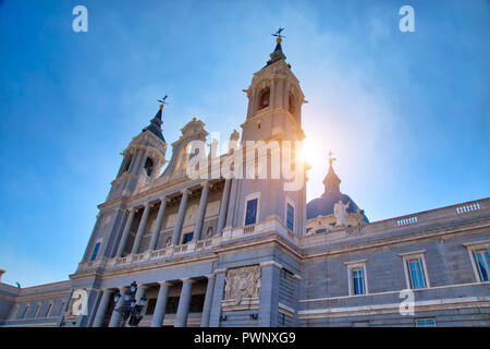 Madrid, la famosa cattedrale di Almudena su un luminoso giorno di sole Foto Stock