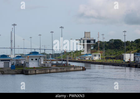 America centrale, Panama, Colon. Canale di Panama. Nuova Panamax Agua Clara si blocca. Foto Stock