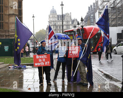Westminster, Londra, Regno Unito. 17 ott 2018. La gente protesta contro Brexit fuori le case del Parlamento il giorno quando il primo ministro britannico Theresa Maggio va a Bruxelles per avere più parla di Gran Bretagna a lasciare l'UE. Brexit, Westminster, London, il 17 ottobre 2018. Credito: Paolo Marriott/Alamy Live News Foto Stock