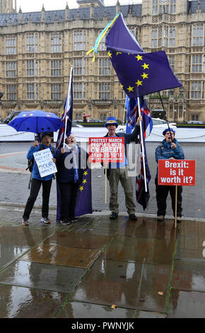 Westminster, Londra, Regno Unito. 17 ott 2018. La gente protesta contro Brexit fuori le case del Parlamento il giorno quando il primo ministro britannico Theresa Maggio va a Bruxelles per avere più parla di Gran Bretagna a lasciare l'UE. Brexit, Westminster, London, il 17 ottobre 2018. Credito: Paolo Marriott/Alamy Live News Foto Stock