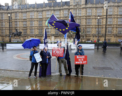 Westminster, Londra, Regno Unito. 17 ott 2018. La gente protesta contro Brexit fuori le case del Parlamento il giorno quando il primo ministro britannico Theresa Maggio va a Bruxelles per avere più parla di Gran Bretagna a lasciare l'UE. Brexit, Westminster, London, il 17 ottobre 2018. Credito: Paolo Marriott/Alamy Live News Foto Stock