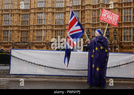 Londra, Regno Unito. 17 ott 2018. Pro-European europea (UE) dimostranti protestano contro Brexit fuori Housese del Parlamento europeo a Londra, Regno Unito, come Primo Ministro Theresa Maggio si prepara a partecipare a un summit UE a Bruxelles, mercoledì 17 ottobre, 2018. Foto : © Luca MacGregor Credit: Luke MacGregor/Alamy Live News Foto Stock