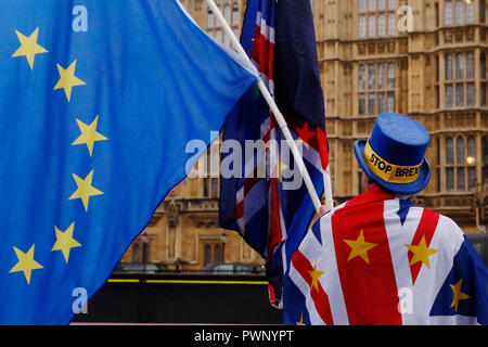 Londra, Regno Unito. 17 ott 2018. Pro-European europea (UE) dimostranti protestano contro Brexit fuori Housese del Parlamento europeo a Londra, Regno Unito, come Primo Ministro Theresa Maggio si prepara a partecipare a un summit UE a Bruxelles, mercoledì 17 ottobre, 2018. Foto : © Luca MacGregor Credit: Luke MacGregor/Alamy Live News Foto Stock