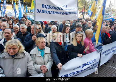 Manifestanti hanno visto che trasportano Striscioni e bandiere durante una manifestazione di protesta di fronte al ucraino gabinetto dei ministri edificio in Kiev. Report stato migliaia di persone hanno preso parte ad una manifestazione di protesta organizzata dall'ucraino confederazione dei sindacati, , in cui si chiede di aumentare gli stipendi e le condizioni di lavoro per lo stato finanziato i lavoratori. I manifestanti portano cartelloni lettura "l'educazione è il futuro dell'Ucraina ", " che non funzionava in una scuola è di non essere in grado di capire noi', 'il salario minimo è di pericolo per la salute ", " la necessità di fornire un insegnante di stipendio ai legislatori ucraino' e così via. La protesta è fasato con l'intern Foto Stock