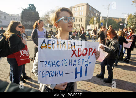 Kiev, Ucraina. Xvii oct, 2018. Un attivista detiene una lettura della targhetta ''Lo Stato è malato, transgenderismo persone - no'', durante un rally a sostegno transgender diritti nel centro di Kiev, Ucraina, il 17 ottobre 2018. Gli attivisti hanno marciato al Ministero della Salute di Ucraina edificio con slogan "Transgenderism non è una diagnosi ", " la nostra vita è nelle nostre mani', ''la libertà di scelta di genere = no per gli psichiatri'' e così via. Il marzo temporizzati per la Giornata Internazionale di Azione per la Depatologizzazione Trans. Credito: Serg Glovny/ZUMA filo/Alamy Live News Foto Stock