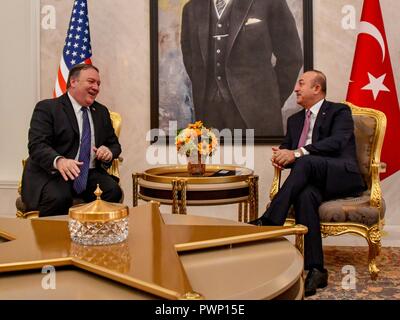 Ankara, Turchia. Xvii oct, 2018. Stati Uniti Il segretario di Stato Mike Pompeo, sinistra, nel corso di un incontro bilaterale con il Ministro degli esteri turco Mevlut Cavusoglu Ottobre 17, 2018 ad Ankara, Turchia. Pompeo è su una missione esplorativa a seguito della scomparsa di Arabia giornalista Jamal Khashoggi che era stato creduto ucciso da Arabia sicurezza in Istanbul. Credito: Planetpix/Alamy Live News Foto Stock