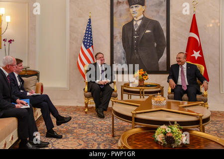 Ankara, Turchia. Xvii oct, 2018. Stati Uniti Il segretario di Stato Mike Pompeo, sinistra, nel corso di un incontro bilaterale con il Ministro degli esteri turco Mevlut Cavusoglu Ottobre 17, 2018 ad Ankara, Turchia. Pompeo è su una missione esplorativa a seguito della scomparsa di Arabia giornalista Jamal Khashoggi che era stato creduto ucciso da Arabia sicurezza in Istanbul. Credito: Planetpix/Alamy Live News Foto Stock