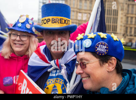 Londra, Regno Unito. 17 ott 2018. Gli attivisti Anti-Brexit al di fuori del Parlamento il giorno Theresa Maggio va a Bruxelles per cercare di ottenere un accordo su Brexit con l'Unione europea27. Dimostrazione Brexit, Parlamento, Londra, Credito: Tommy Londra/Alamy Live News Foto Stock