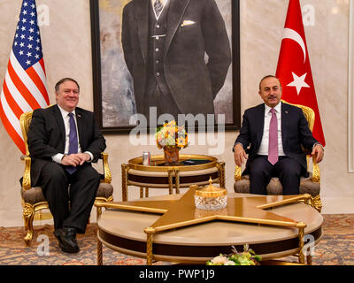 Ankara, Turchia. Xvii oct, 2018. Stati Uniti Il segretario di Stato Mike Pompeo, sinistra, nel corso di un incontro bilaterale con il Ministro degli esteri turco Mevlut Cavusoglu Ottobre 17, 2018 ad Ankara, Turchia. Pompeo è su una missione esplorativa a seguito della scomparsa di Arabia giornalista Jamal Khashoggi che era stato creduto ucciso da Arabia sicurezza in Istanbul. Credito: Planetpix/Alamy Live News Foto Stock