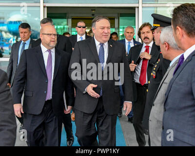 Ankara, Turchia. Xvii oct, 2018. Stati Uniti Il segretario di Stato Mike Pompeo, centro, CON GLI STATI UNITI Carica d'affaires Jeffrey Hovenier, sinistra, come egli cammina per il suo aereo di discostarsi Esenboga Airport Ottobre 17, 2018 ad Ankara, Turchia. Pompeo è su una missione esplorativa a seguito della scomparsa di Arabia giornalista Jamal Khashoggi che era stato creduto ucciso da Arabia sicurezza in Istanbul. Credito: Planetpix/Alamy Live News Foto Stock