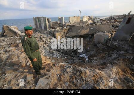 La striscia di Gaza. Xvii oct, 2018. Un membro delle forze di sicurezza palestinesi ispeziona le macerie a seguito di un israeliano airstrike nel sud della striscia di Gaza città di Rafah, il 17 ottobre, 2018. Un palestinese ucciso e tre feriti mercoledì mattina in incursioni aeree israeliane sulle strutture militari nella Striscia di Gaza in risposta ad un attacco di razzi da Gaza In Israele, sicurezza le fonti e i medici hanno detto. Credito: Khaled Omar/Xinhua/Alamy Live News Foto Stock