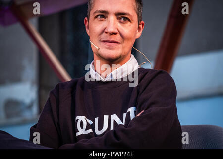 Il filosofo e femminista Paul B. Preciado, nato Beatriz visto durante il suo discorso alla Biennale di Barcellona di pensiero. Organizzata dal Comune di Barcellona, la biennale del pensiero è la presenza di specialisti internazionali di cultura, filosofia e pensato con dibattiti sul significato attuale della città. Foto Stock