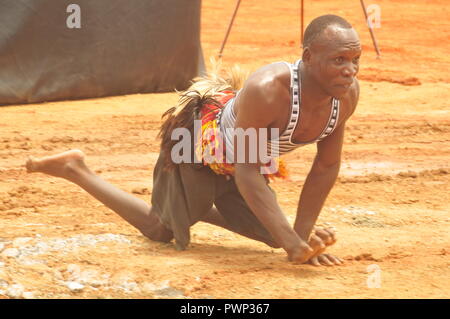 Jinja, Uganda. 17th, ottobre 2018. Una persona con disabilità a ballare come egli era intrattenere gli ospiti durante la messa in servizio della sorgente del Nilo ponte tramite il presidente dell Uganda Yoweri Museveni. Credito; Donald Kiirya/Alamy Live News. Foto Stock