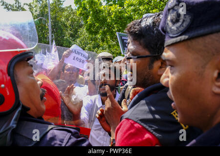 Kuala Lumpur, Malesia. Xvii oct, 2018. Un manifestante visto gridare e correre davanti a una riserva federale unità (FRU) per mostrare alcuni solidarietà a #Bantah1050 rally per protestare contro il salario minimo del lavoratore malese a campo Merbok.centinaia di Malaysian studenti e lavoratori hanno marciato insieme per sostenere il #Bantah1050 rally per protestare contro il lavoratore malese salario minimo e la domanda per aumentare il salario minimo a RM 1800. Il nuovo governo della Malesia ha annunciato il salario minimo sollevare fino a RM 1050 e saranno effettivamente il 1 Gennaio 2019 compresi Sabah e Sarawak. Il # Foto Stock