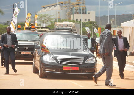 Jinja, Uganda. 17th, ottobre 2018. Presidente dell Uganda è per il giro della Papamobile a guidare lungo i 525 metri di lunghezza della sorgente del Nilo ponte che ha commissionato a Jinja. Credito; Donald Kiirya/Alamy Live News. Foto Stock