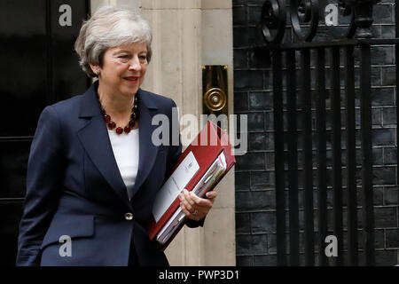 Londra, Regno Unito. Xvii oct, 2018. La Gran Bretagna è il primo ministro Theresa Maggio lascia, precedendo di davanti di un vertice Ue di Bruxelles, dal 10 Downing Street a Londra, mercoledì 17 ottobre, 2018. Credito: Luca MacGregor/Alamy Live News Foto Stock