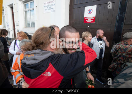 Preston carcere, Preston UK. 17th. Ottobre 2018: Tre anti-fracking manifestanti sono stati rilasciati da Preston prigione dopo che essi hanno fatto appello con successo le loro frasi. Il giudice appello ha commentato che un anno e mezzo di frasi fossero drastiche per la protesta hanno effettuato quando hanno interrotto le consegne alla Cuadrilla esplorativa di gas di scisto sito vicino a Blackpool. Una piccola folla di tifosi li accolse come il carcere di sinistra. Credito: Dave Ellison/Alamy Live News Foto Stock