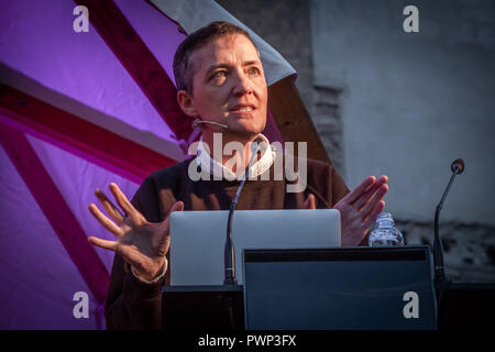 Barcellona, in Catalogna, Spagna. Xvi oct, 2018. Il filosofo e femminista Paul B. Preciado, nato Beatriz visto durante il suo discorso alla Biennale di Barcellona di Thought.Organized dal Comune di Barcellona, la biennale del pensiero è la presenza di specialisti internazionali di cultura, filosofia e pensato con dibattiti sul significato attuale della città. Credito: Paco Freire SOPA/images/ZUMA filo/Alamy Live News Foto Stock