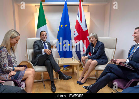 Bruxelles, Belgio. Xvii oct, 2018. Foto della riunione bilaterale tra il Taoiseach, Leo Varadkar TD e Gran Bretagna il Primo ministro, Theresa Maggio MP a Bruxelles, mercoledì 17 ottobre, 2019. Le aspettative di una rivoluzione sono basse, con i colloqui in stallo oltre frontiera irlandese problema.i leader dell' Unione europea affermano che è fino al primo ministro britannico a venire con idee fresche per risolverlo. Onorevole Maggio è bloccata per il piano ha già stabiliti - ma vi è la speculazione post-Brexit periodo di transizione potrebbe essere estesa. Credito: Irish occhio/Alamy Live News Foto Stock