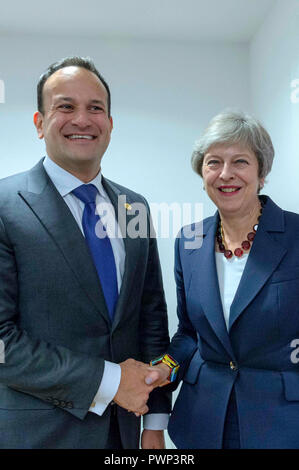 Bruxelles, Belgio. Xvii oct, 2018. Foto della riunione bilaterale tra il Taoiseach, Leo Varadkar TD e Gran Bretagna il Primo ministro, Theresa Maggio MP a Bruxelles, mercoledì 17 ottobre, 2019. Le aspettative di una rivoluzione sono basse, con i colloqui in stallo oltre frontiera irlandese problema.i leader dell' Unione europea affermano che è fino al primo ministro britannico a venire con idee fresche per risolverlo. Onorevole Maggio è bloccata per il piano ha già stabiliti - ma vi è la speculazione post-Brexit periodo di transizione potrebbe essere estesa. Credito: Irish occhio/Alamy Live News Foto Stock