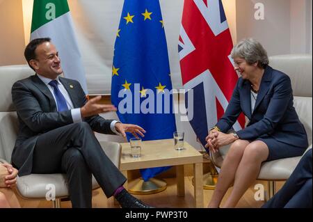 Bruxelles, Belgio. Xvii oct, 2018. Foto della riunione bilaterale tra il Taoiseach, Leo Varadkar TD e Gran Bretagna il Primo ministro, Theresa Maggio MP a Bruxelles, mercoledì 17 ottobre, 2019. Le aspettative di una rivoluzione sono basse, con i colloqui in stallo oltre frontiera irlandese problema.i leader dell' Unione europea affermano che è fino al primo ministro britannico a venire con idee fresche per risolverlo. Onorevole Maggio è bloccata per il piano ha già stabiliti - ma vi è la speculazione post-Brexit periodo di transizione potrebbe essere estesa. Credito: Irish occhio/Alamy Live News Foto Stock