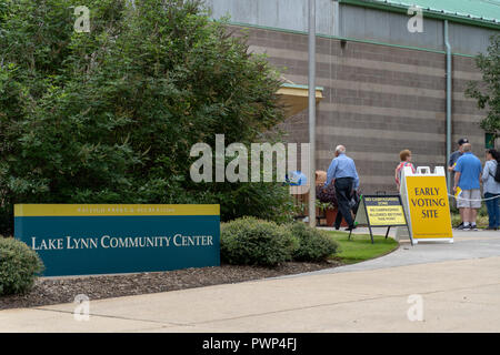 Raleigh, North Carolina, Stati Uniti d'America. Xvii oct, 2018. Voto anticipato inizia per 2018 elezioni intermedia, Lago di Lynn Centro Comunitario. Sportello unico di voto anticipato sito in Raleigh. Credito: Michael Reilly/Alamy Live News Foto Stock