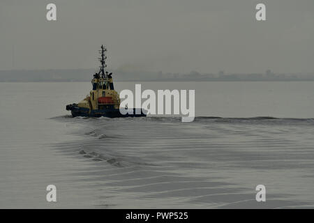 Portishead, Bristol, Regno Unito. Xvii oct, 2018. Mare andando rimorchiatore lasciando Portishead presso il punto di batteria in un ambiente molto tranquillo e mite giorno a metà ottobre 2018. Credito: Robert Timoney/Alamy Live News Foto Stock