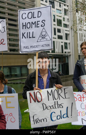 Londra, Regno Unito. Il 17 ottobre 2018. Una manifestazione di protesta di fronte al Ministero delle abitazioni, di comunità e governo locale da residenti in blocchi a torre coperto in Grenfell-style cladding, Povertà di combustibile Azione e Grenfell attivisti esige che il governo di fare tutti i torre-blocco case sicure e caldo. Credito: Peter Marshall / Alamy Live News Foto Stock