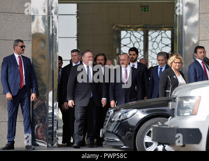 Ankara, Turchia. Xvii oct, 2018. Il Ministro degli esteri turco Mevlut Cavusoglu passeggiate con visita di U.S. Il segretario di Stato Mike Pompeo ad Ankara, Turchia, il 17 ottobre, 2018. Bagno Turco e Stati Uniti top diplomatici incontrato oltre i problemi della mancante giornalista saudita Siria e la sua Manbij, ministro degli affari esteri turco Mevlut Cavusoglu detto mercoledì. Credito: Mustafa Kaya/Xinhua/Alamy Live News Foto Stock