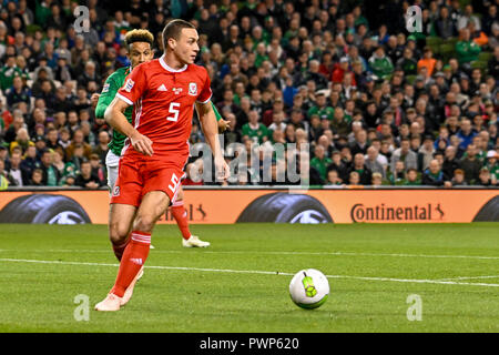 Dublino, Dublino, Irlanda. Xvi oct, 2018. James Chester visto in azione durante il rep di Irlanda vs Galles nazioni UEFA League match all'Aviva Stadium.punteggio finale Irlanda 0-1 Galles Credit: Ben Ryan SOPA/images/ZUMA filo/Alamy Live News Foto Stock