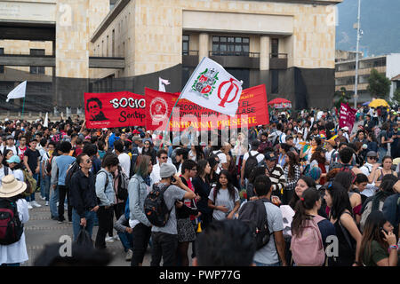 Bogotà, Colombia. 17 ott 2018. Gli studenti a Bogotà, in Colombia per protestare contro il presidente Ivan Duque governo della pubblica istruzione di bilancio per l'anno 2019. Credito: Luis Gomez/Alamy Live News Foto Stock