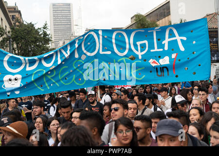 Bogotà, Colombia. 17 ott 2018. Gli studenti a Bogotà, in Colombia per protestare contro il presidente Ivan Duque governo della pubblica istruzione di bilancio per l'anno 2019. Credito: Luis Gomez/Alamy Live News Foto Stock