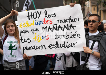 Bogotà, Colombia. 17 ott 2018. Gli studenti a Bogotà, in Colombia per protestare contro il presidente Ivan Duque governo della pubblica istruzione di bilancio per l'anno 2019. Credito: Luis Gomez/Alamy Live News Foto Stock