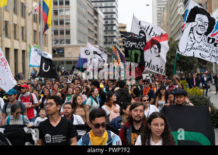 Bogotà, Colombia. 17 ott 2018. Gli studenti a Bogotà, in Colombia per protestare contro il presidente Ivan Duque governo della pubblica istruzione di bilancio per l'anno 2019. Credito: Luis Gomez/Alamy Live News Foto Stock