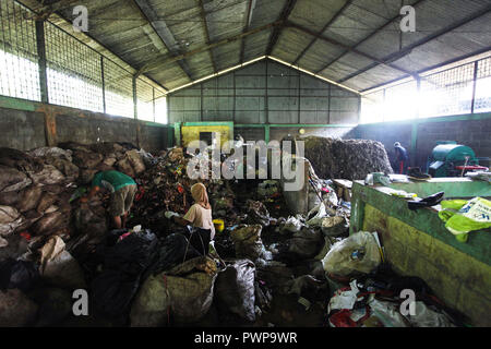 Bogor, West Java, Indonesia. Xviii oct, 2018. Lavoratori sorta rifiuti raccolti presso le famiglie e i mercati tradizionali. I rifiuti banca gestisce su base comunitaria rifiuti dal trattamento dei rifiuti come una risorsa che è ecologico, educative e valori economici ??in modo che diventi un progetto pilota per la 3R gestione dei rifiuti Credito: Adriana Adinandra SOPA/images/ZUMA filo/Alamy Live News Foto Stock